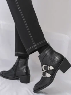 Bottines noires à bout pointu motif serpent et boucle