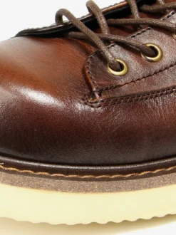 Bottines noires à bout rond en cuir véritable style Chukka vintage à lacets.