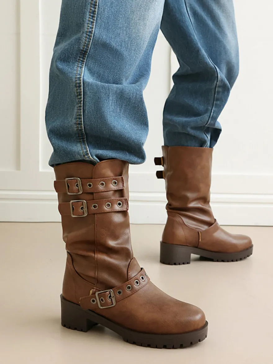 Bottines noires à bout rond et talon compensé ornées d'une boucle