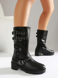 Bottines noires à bout rond et talon compensé ornées d'une boucle
