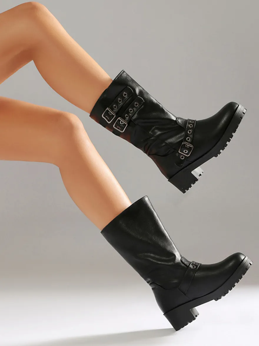 Bottines noires à bout rond et talon compensé ornées d'une boucle