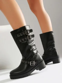 Bottines noires à bout rond et talon compensé ornées d'une boucle