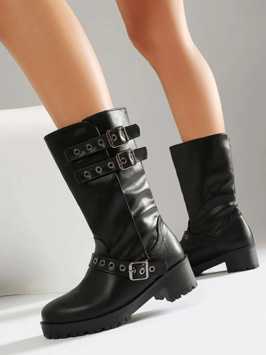 Bottines noires à bout rond et talon compensé ornées d'une boucle