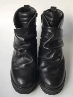 Bottines noires décontractées à bout rond et plateforme froncée