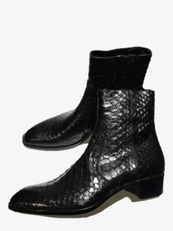 Bottines noires en cuir véritable bout rond lacets.