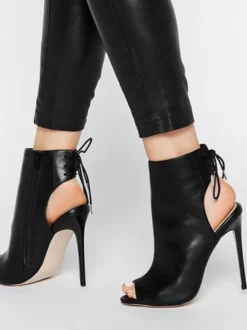 Bottines à talons hauts noires à la cheville et à bout ouvert
