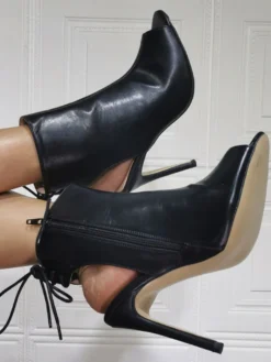 Bottines à talons hauts noires à la cheville et à bout ouvert