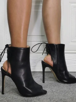 Bottines à talons hauts noires à la cheville et à bout ouvert