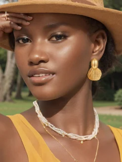 Boucles d'oreilles dorées pour adulte style européen décontracté motif feuille. Bijou de tous les jours.