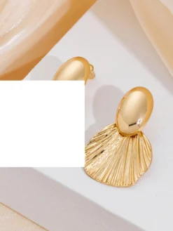 Boucles d'oreilles dorées pour adulte style européen décontracté motif feuille. Bijou de tous les jours.