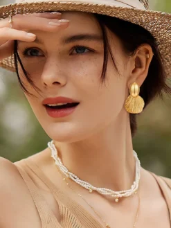 Boucles d'oreilles dorées pour adulte style européen décontracté motif feuille. Bijou de tous les jours.