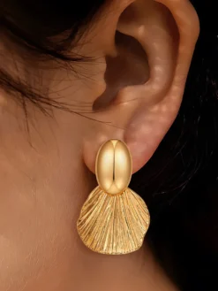 Boucles d'oreilles dorées pour adulte style européen décontracté motif feuille. Bijou de tous les jours.