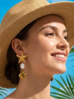 Boucles d'oreilles en métal doré style baroque décontracté pour adulte motif étoile de mer et coquillage. Bijou à porter au quotidien.