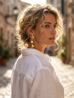 Boucles d'oreilles en métal doré style baroque décontracté pour adulte motif étoile de mer et coquillage. Bijou à porter au quotidien.