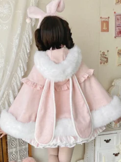 Cape Sweet Lolita en laine à capuche avec oreilles de lapin et poches idéale pour la mode Lolita automne-hiver.