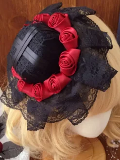 Chapeau gothique Lolita à volants noirs et fleurs Accessoire en polyester Accessoires Lolita
