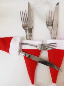 Chapeaux rouges de Noël pour des accessoires de vacances de Noël de polyester de fibre de polyester de fourchettes