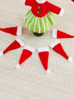 Chapeaux rouges de Noël pour des accessoires de vacances de Noël de polyester de fibre de polyester de fourchettes