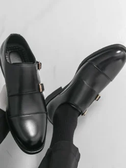 Chaussures à boucle noires à bout rond et détail de boucle chaussures décontractées