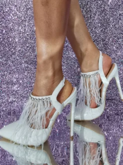 Chaussures de bal blanches à talons hauts avec plumes