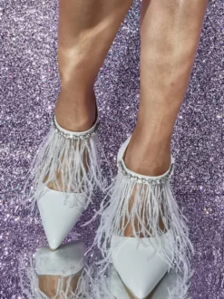 Chaussures de bal blanches à talons hauts avec plumes