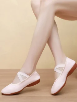 Chaussures de danse classique roses à bout rond et brides croisées