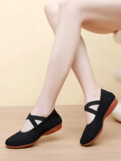 Chaussures de danse classique roses à bout rond et brides croisées