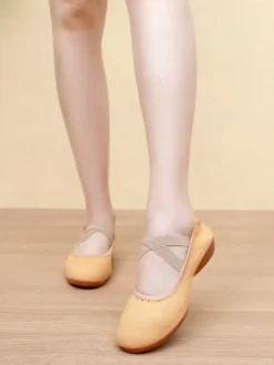Chaussures de danse classique roses à bout rond et brides croisées