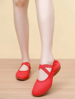Chaussures de danse classique roses à bout rond et brides croisées