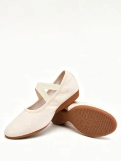 Chaussures de danse classique roses à bout rond et brides croisées