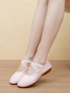 Chaussures de danse classique roses à bout rond et brides croisées