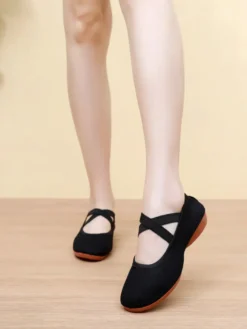 Chaussures de danse classique roses à bout rond et brides croisées