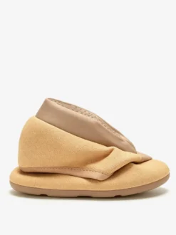 Chaussures de danse classique roses à bout rond et brides croisées