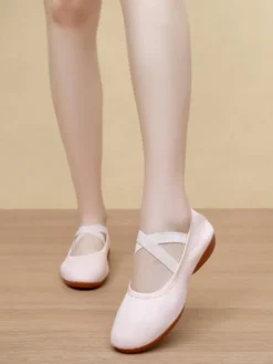 Chaussures de danse classique roses à bout rond et brides croisées