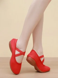 Chaussures de danse classique roses à bout rond et brides croisées