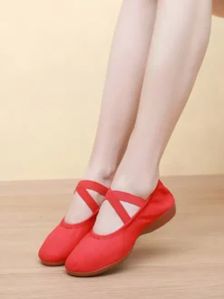 Chaussures de danse classique roses à bout rond et brides croisées