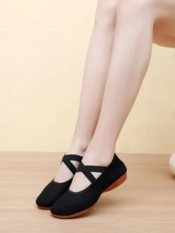 Chaussures de danse classique roses à bout rond et brides croisées