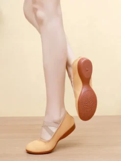 Chaussures de danse classique roses à bout rond et brides croisées