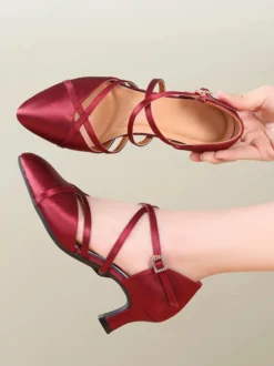 Chaussures de danse pour femmes en satin rouge à talon moyen et bout pointu
