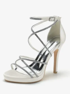 Chaussures de mariage blanches en satin à bout ouvert et à lanières avec strass