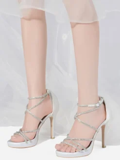 Chaussures de mariage blanches en satin à bout ouvert et à lanières avec strass