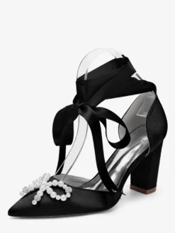 Chaussures de mariage blanches en satin à bout pointu et perles nœud et talon épais