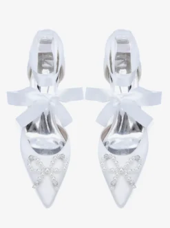 Chaussures de mariage blanches en satin à bout pointu et perles nœud et talon épais