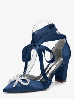 Chaussures de mariage blanches en satin à bout pointu et perles nœud et talon épais