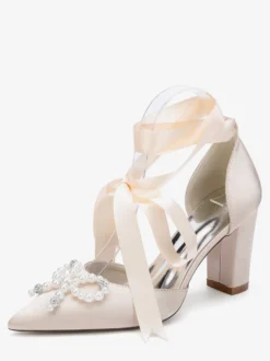 Chaussures de mariage blanches en satin à bout pointu et perles nœud et talon épais