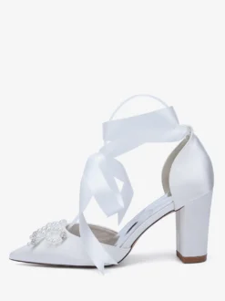 Chaussures de mariage blanches en satin à bout pointu et perles nœud et talon épais