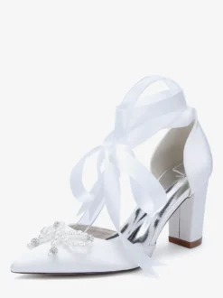 Chaussures de mariage blanches en satin à bout pointu et perles nœud et talon épais