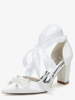 Chaussures de mariage blanches en satin à bout pointu et perles nœud et talon épais
