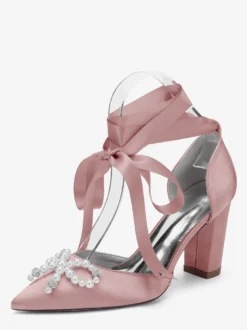 Chaussures de mariage blanches en satin à bout pointu et perles nœud et talon épais