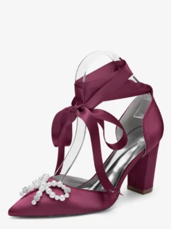 Chaussures de mariage blanches en satin à bout pointu et perles nœud et talon épais